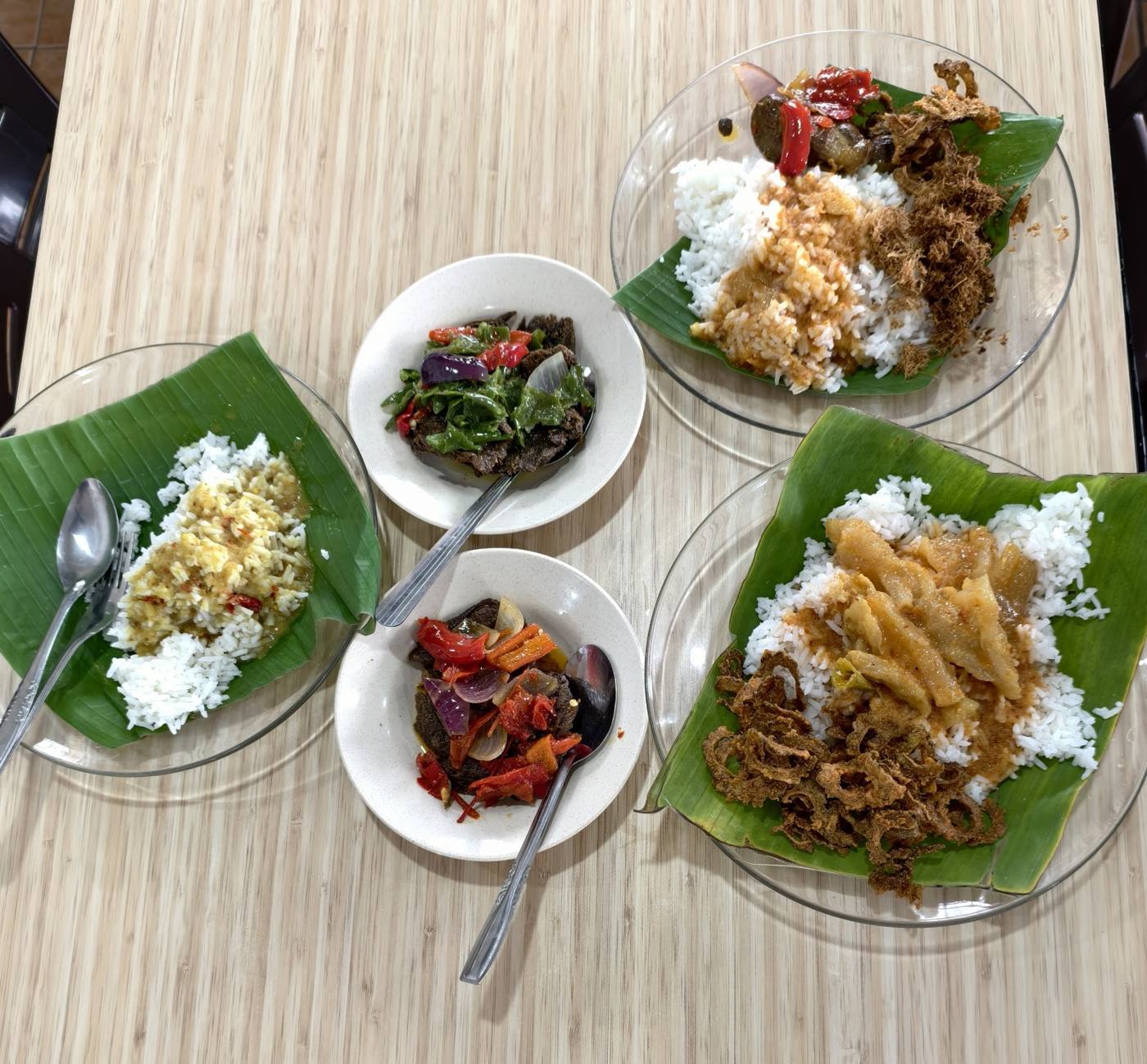 Nasi on banana leaf plates